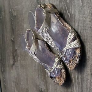 Enzo Angiolini Eatriton Thong Full Support Back Strap Gold Woven Sandals Sz 9.5